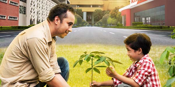 Imej seorang pekebun kecil dan anak sedang menanam anak pokok getah.